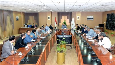 رئيس جامعة المنصورة يبحث تطور منظومة الحجز الإلكترونى للمستشفيات عبر الإنترنت