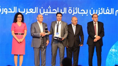 فوز عطا جبريل أستاذ اللغويات التطبيقية بالجامعة الأمريكية بجائزة الباحثين العرب