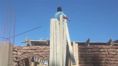 إيقاف أعمال بناء بدون ترخيص بقرية أبنود بقنا