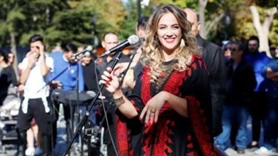 دلال أبو آمنة | الفلسطينية التي جمعت بين الطب والغناء 