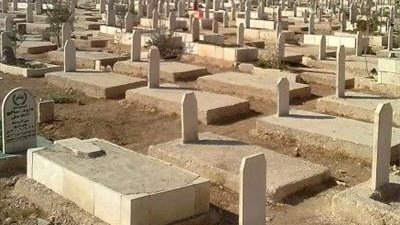 حكم الجلوس على القبر وتوجيه النهي الوارد في ذلك