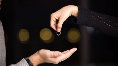 رسالة نصية كشفت المستور.. زوجة تطلب الطلاق