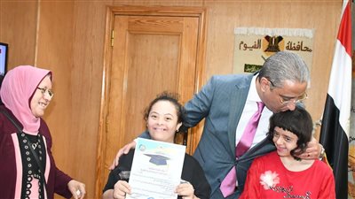 محافظ الفيوم يسلم بيان النجاح الخاص بطالبة من ذوى الاحتياجات الخاصة
