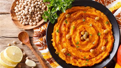 يقي من السرطان.. طريقة عمل حمص باليقطين المشوي الصحي