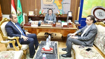 محافظ المنوفية يلتقي نقيب الأطباء الجديد 