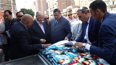 محافظ القاهرة :  منفذ المواطن أولًا تلقى إقبالًا كبيرًا خاصة فى المناطق الأكثر احتياجًا 