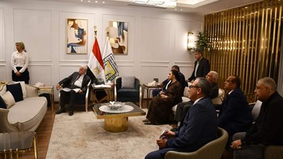 محافظ جنوب سيناء يشهد عرضًا لمشروع إنشاء حملة مجلس مدينة شرم الشيخ