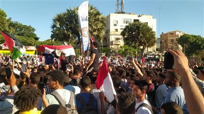  صور| وقفه احتجاجية بميدان الساعة بقنا للتنديد بجرائم الإحتلال الإسرائيلي