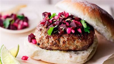 في دقائق.. اصنعي برجر اللحم بالبنجر اللذيذ