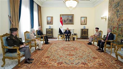 الرئيس السيسي يستقبل قائد القيادة المركزية الأمريكية