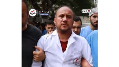 طبيب فلسطيني ينهار باكيًا خلال جنازة زوجته وأطفاله في غزة (فيديو) 