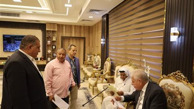 محافظ جنوب سيناء يستقبل عددًا من مواطني المحافظة ويلبي طلباتهم