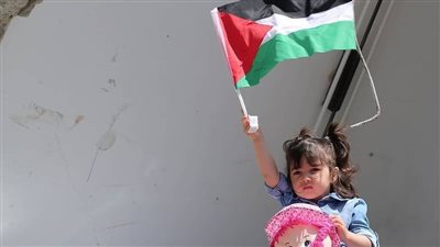 العالم يرتجف.. طفلة فلسطينية تكتب وصيتها بالدماء والدموع