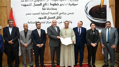   الوفد تبنت القضية.. محافظ قنا يسلم خطابات تطوير 22 عصارة عسل أسود 