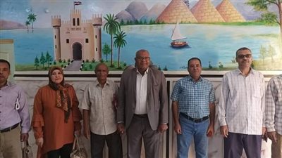  تكريم الفنان التشكيلي محمود عبدالهادي لتنفيذه جدارية فنية بنجع حمادي 