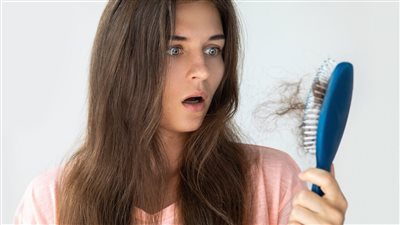 هل توجد علاقة بين تساقط الشعر ومكملات البيوتين؟