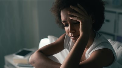 الاستيقاظ المفاجئ مع سرعة نبضات القلب دليل على مشاكل الغدد الصماء 