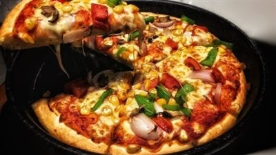 في الطاسة.. إصنعي أسهل طريقة لعمل البيتزا بالمنزل