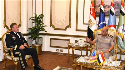 الفريق أول محمد زكي وزير الدفاع يلتقى قائد القيادة المركزية الأمريكية