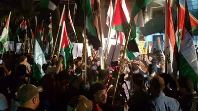 البحرين.. متظاهرون يهاجمون سفارة إسرائيل 