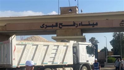 جرافات مصرية تدخل لمعبر رفح لإصلاح الطريق تمهيدًا لدخول المساعدات لغزة