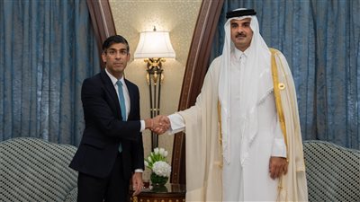 رئيس وزراء بريطانيا وأمير قطر يؤكدان أهمية إيصال المساعدات الإنسانية إلى غزة