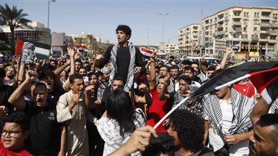 توافد مئات المواطنين على ميدان الحصري للمشاركة في مسيرات نصرة غزة