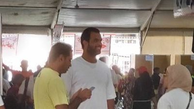 نجم الزمالك السابق داخل الخيم الانتخابية للإدلاء بصوته