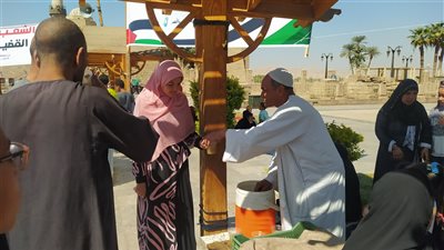 لنصرة غزة.. مسن يوزع مثلجات بالقرآن على المتظاهرين بميدان ابو الحجاج في الأقصر
