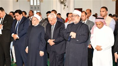 وزير الأوقاف ومحافظ السويس يؤديان صلاة الجمعة بمسجد بدر بمدينة بورتوفيق بالسويس