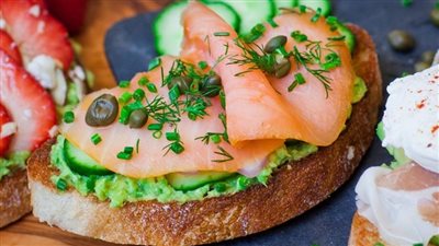 طريقة عمل توست السلمون المدخن لمقاومة السرطان