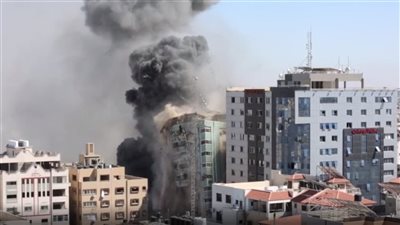 قصف إسرائيلي عنيف على غزة يُنهي حياة  13 فلسطينيًا