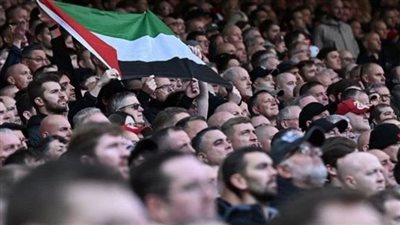 أعلام فلسطين تسيطر علي مدرجات الأنفيلد أثناء لقاء ليفربول و إيفرتون