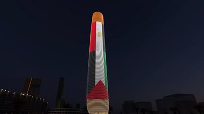 البرج الأيقوني يتزين بعلمي مصر وفلسطين بالتزامن مع قمة القاهرة للسلام