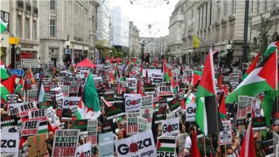 100 ألف متظاهر يزلزلون لندن دفاعًا عن فلسطين.. شاهد