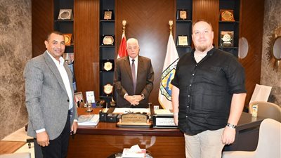 محافظ جنوب سيناء يستمع لعرض من إحدى الشركات الايطالية لاستغلال بحيرات الأكسدة 