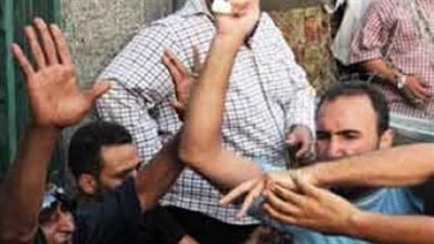 بسبب ثمن الكارتة.. علقة موت لسائق على يد أب ونجليه بالخصوص| ما القصة 