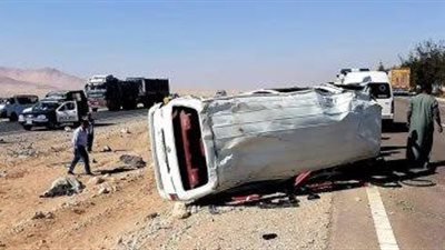 إصابة 8 أشخاص في حادث انقلاب سيارة ميكروباص بالخارجة