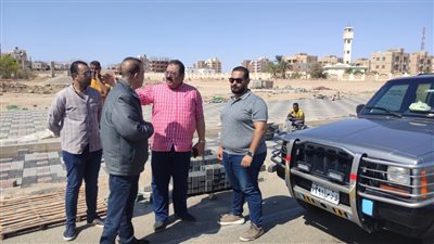 رئيس مدينة سفاجا يتفقد تنفيذ عدد من مشروعات التطوير بمنطقة الكيلو 8