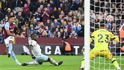 أستون فيلا يكتسح وست هام برباعية في الدوري الإنجليزي