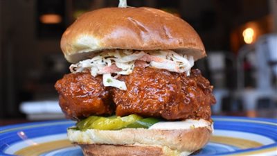 لو معندكيش وقت.. طريقة تحضير ساندوتش الدجاج بالصوص الحار