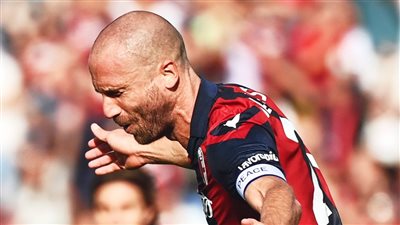 شاهد..نجم بولونيا يسجل هدف خيالي في فروزينوني بالدوري الإيطالي