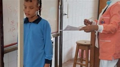 فحص ١٨٦٦ طالبًا وطالبة خلال حملة ١٠٠ يوم صحة مدارس بالبحر الأحمر