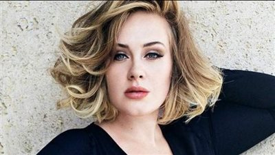 أديل تتألق بالأسود الساحر في حفل ويك اند الـ32 (صور)