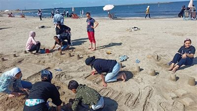 مواهب دمياط تجسد صور جمالية بالرسم علي رمال رأس البر 