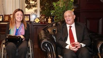 محافظ الأقصر يبحث مع إيمان كريم آليات التعاون لخدمة قضايا ذوي الإعاقة 