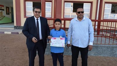 وكيل تعليم جنوب سيناء يكرم الطالب مصطفى أحمد كامل 
