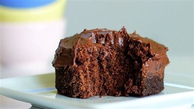 على قد الإيد.. حضري كيكة الشوكولاتة في المايكروويف بدون بيض