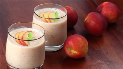 يقي من السرطان ويعزز البصر.. طريقة عمل سموذي الخوخ اللذيذ