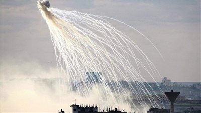 إسرائيل تقصف رجال الدفاع المدني اللبناني بالقنابل الفوسفورية.. فيديو